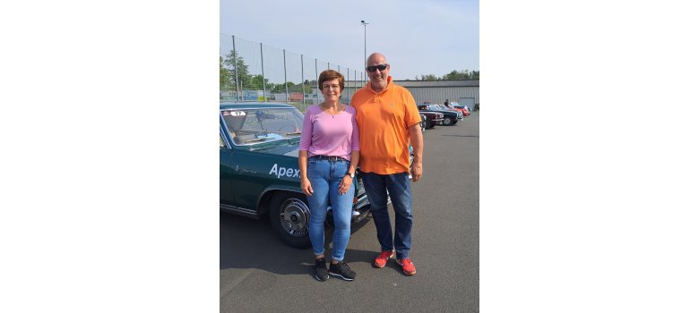 Bürgermeisterin Petra Popp und der Vorsitzende der Klassik Garage Kronberg Herr Klaus Flettner Bürgermeisterin Petra Popp und der Vorsitzende der Klassik Garage Kronberg Herr Klaus Flettner